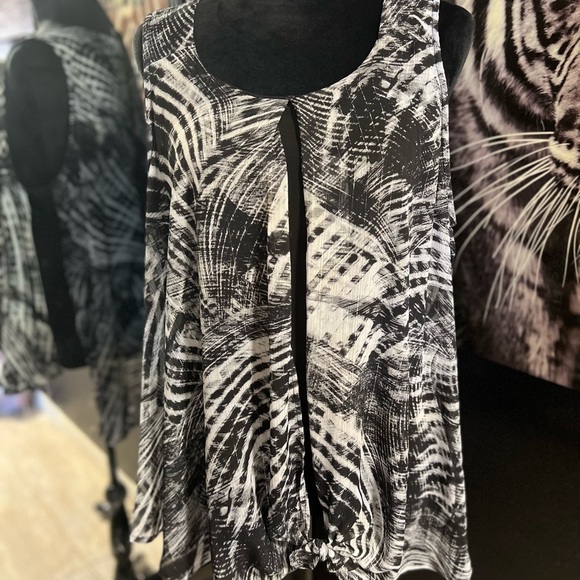 🖤🖤 EUC-ROZ & ALI BLACK AND WHITE SLEEVELESS BLOUSE SZ XL🖤🖤 - Picture 3 of 9